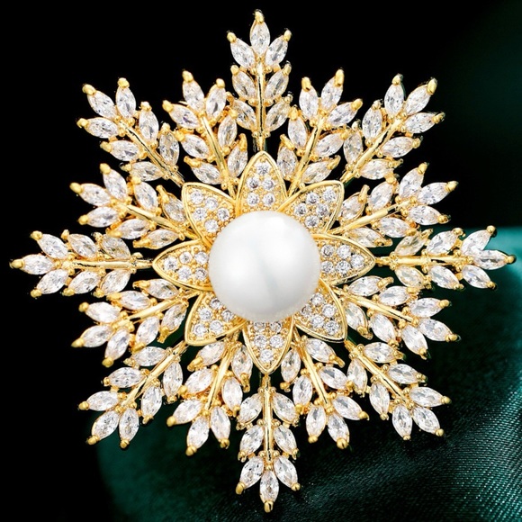 Snowflake Gold Plated Copper Brooch Snowflake Zircon Stone Brooch Pin - Picture 9 of 9